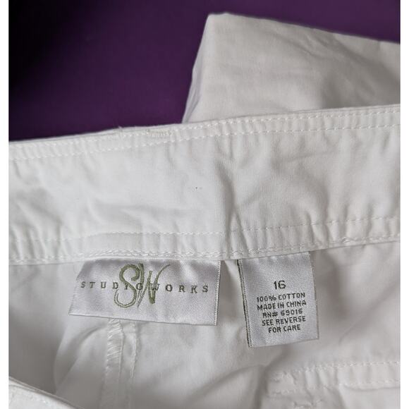 Studio Works White shorts Sz 16100% cotton Waist 36"Ins9.25"Hips 45" Rise12"EUC - Picture 2 of 9